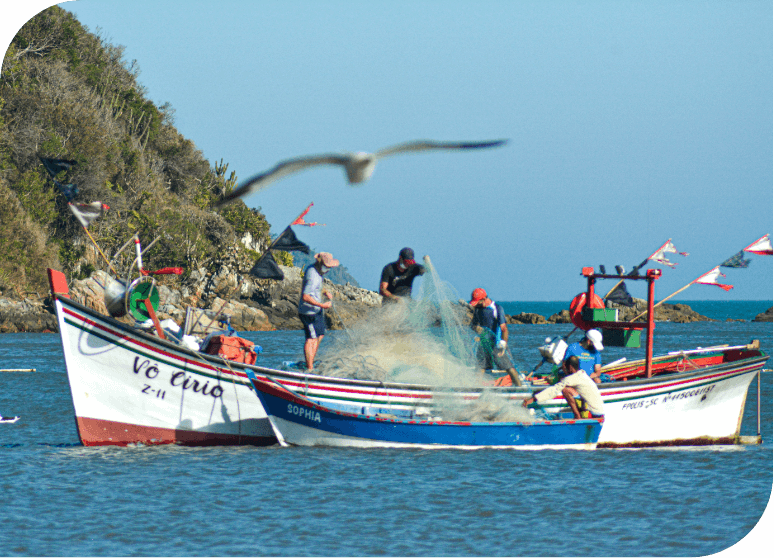 Barco de pesca em frente ao restaurante Mandala